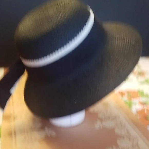Elegant Black and White Women's Sun Hat - Picture 5 of 5
